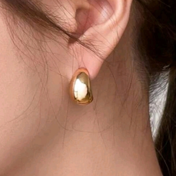 Jewelry - Gold tone water drop earrings nwot